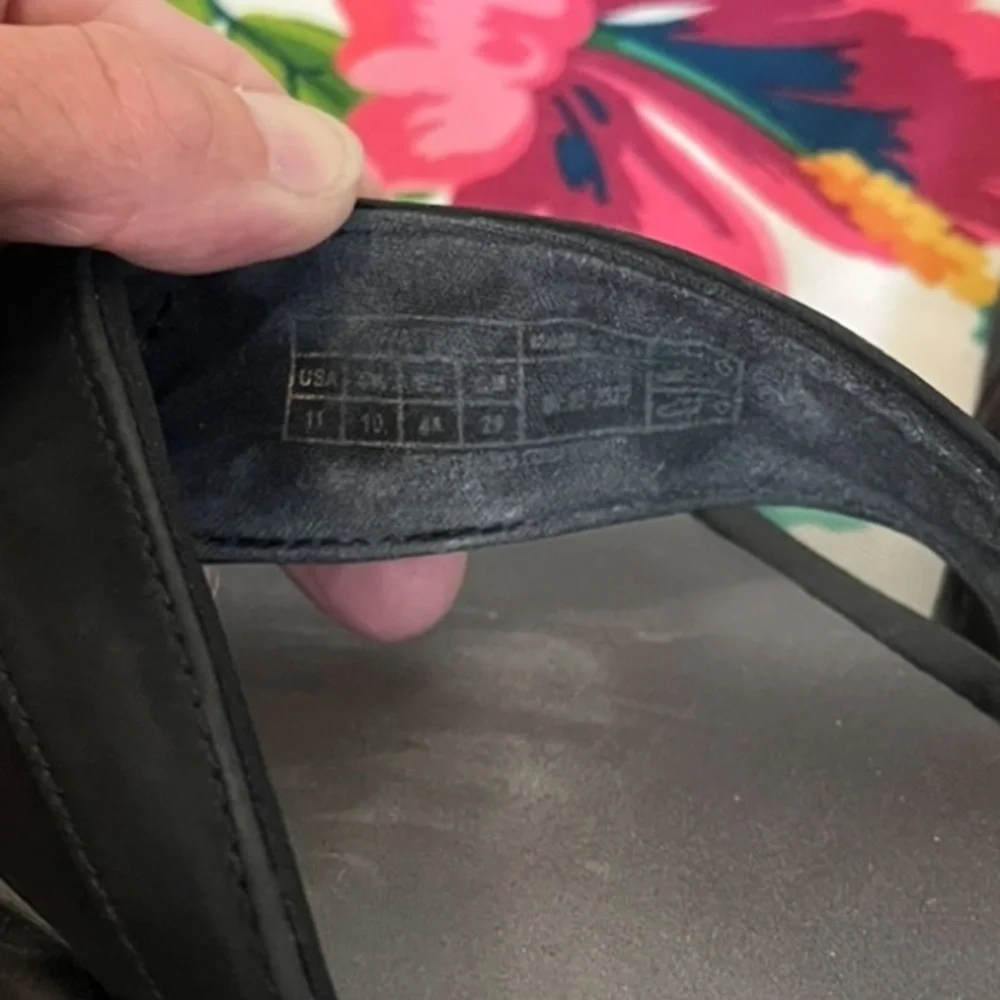 Vionic men’s leather flip flops. Size 11